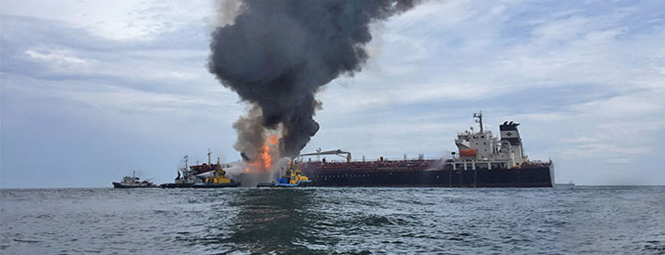 Controlan incendio de buque en Veracruz